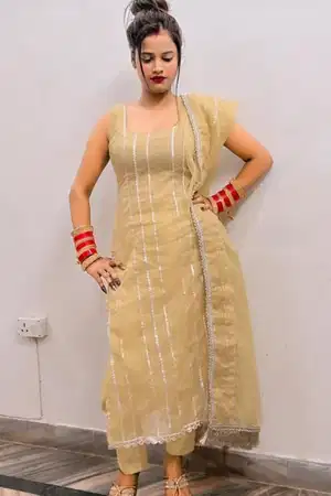 Don&amp;#039;t hide your secrets and get closer to Mira at your hotel room