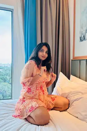 Stunning beauty with only cash on hand services