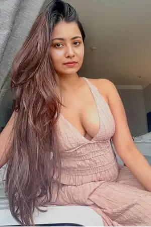 A hot and sexy actress call girl who can treat you to live moments full of lust.