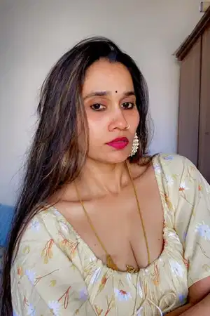 A hot curvy housewife call girl in Amritsar who makes intimacy feel special.