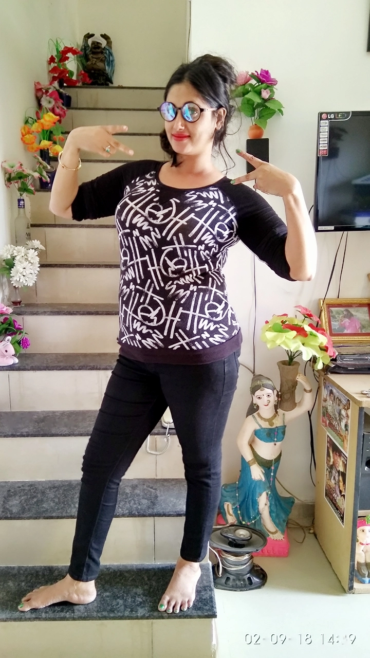 A beautiful hotel call girl available for high class clients in Gandhinagar