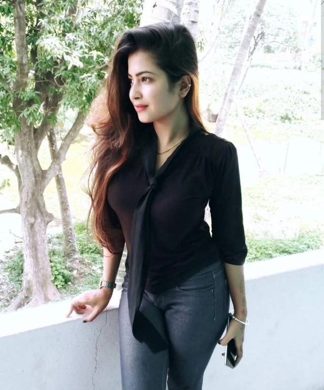 A young, beautiful professional Satna call girl with a deep look and soft skin